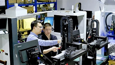 Le pistolet de soudage au laser au niveau micron couture la peau électronique...